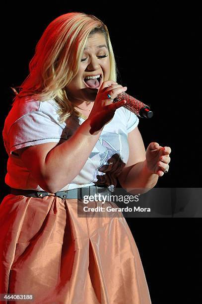 Kelly Clarkson performs during Mardi Gras celebration at Universal Orlando on February 21, 2015 in Orlando, Florida.