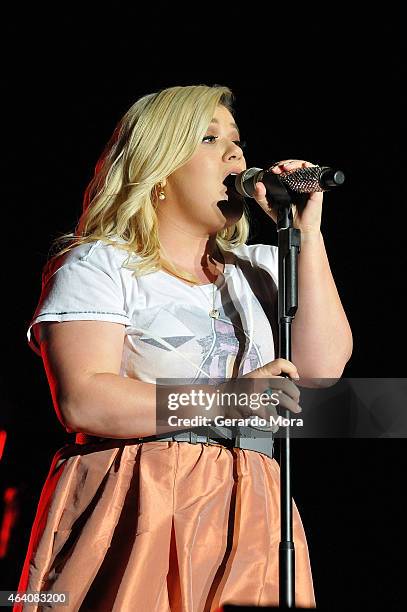 Kelly Clarkson performs during Mardi Gras celebration at Universal Orlando on February 21, 2015 in Orlando, Florida.