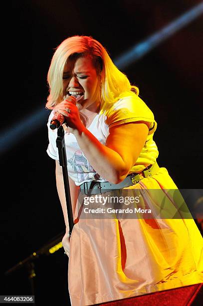 Kelly Clarkson performs during Mardi Gras celebration at Universal Orlando on February 21, 2015 in Orlando, Florida.