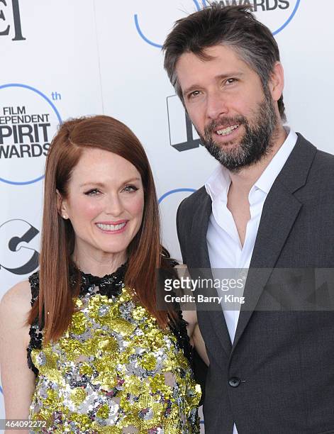 Actress Julianne Moore and husband Bart Freundlich arrive at the 2015 Film Independent Spirit Awards at Santa Monica Beach on February 21, 2015 in...