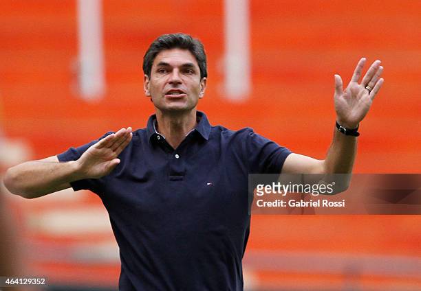 Mauricio Pellegrino head coach of Estudiantes gives instructions to his players during a match between Estudiantes and Godoy Cruz as part of second...