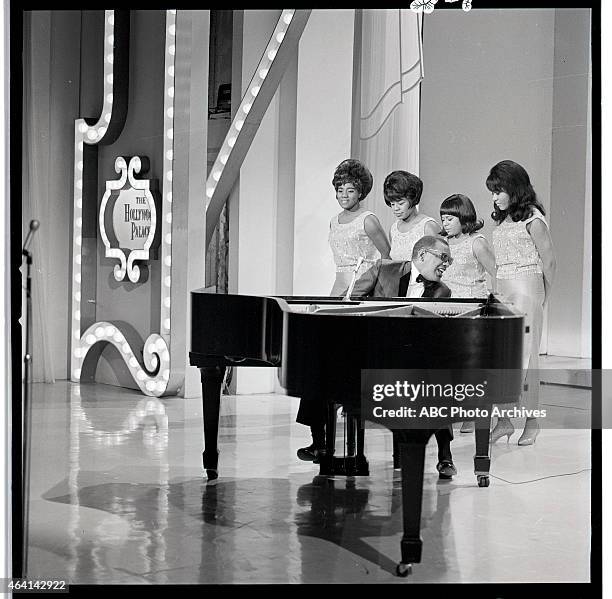 The Raelets 115 Ray Charles And The Raelettes Photos & High Res Pictures - Getty Images
