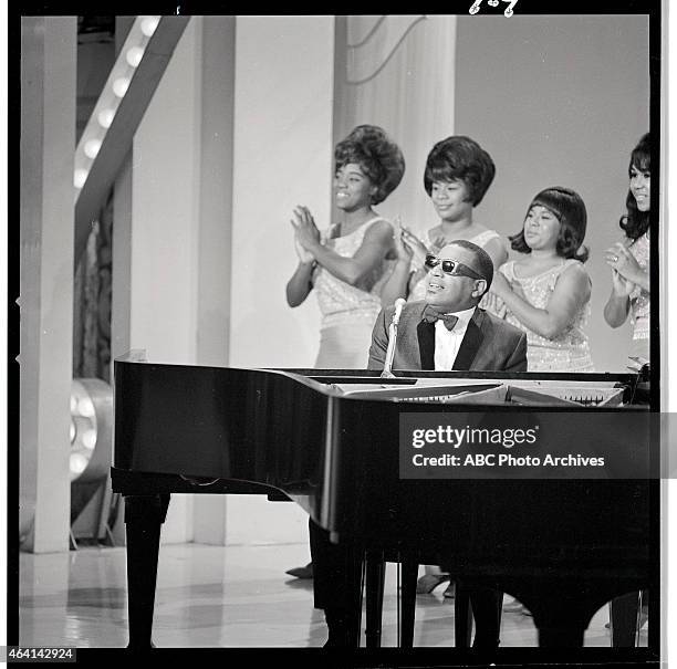 The Raelet 116 Ray Charles And The Raelettes Photos & High Res Pictures - Getty Images