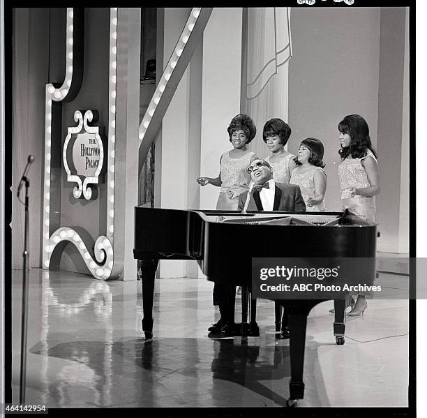 The Raelets 116 Ray Charles And The Raelettes Photos & High Res Pictures - Getty Images