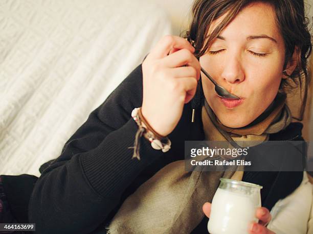 woman eating yogurt - joghurt stock-fotos und bilder