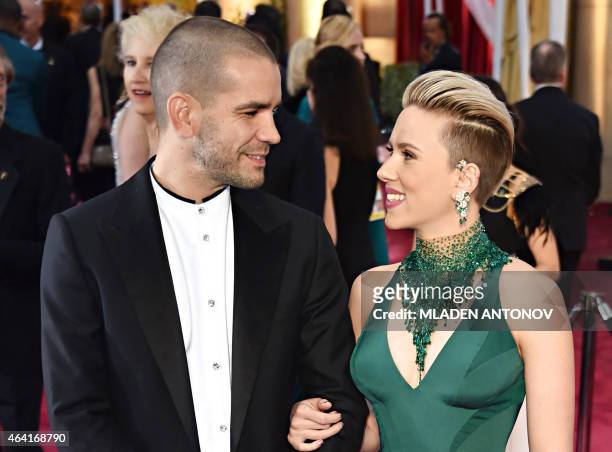 Scarlett Johansson and Romain Dauriac pose on the red carpet for the 87th Oscars on February 22, 2015 in Hollywood, California. AFP PHOTO/ MLADEN...