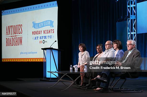 Series Executive Producer Marsha Bemko, guest Loretta, guest David, appraiser Laura Woolley and appraiser Wes Cowan speak onstage during the '...