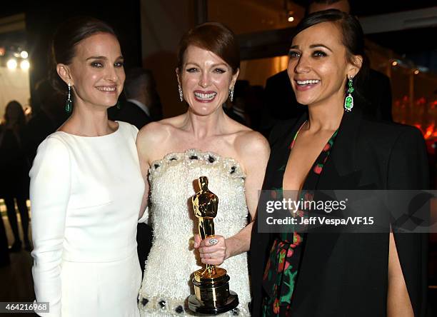 Actresses Natalie Portman, Julianne Moore and Rashida Jones attend the 2015 Vanity Fair Oscar Party hosted by Graydon Carter at the Wallis Annenberg...