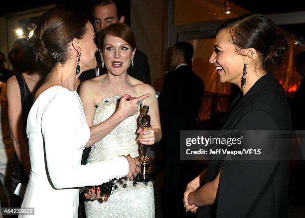 Actresses Natalie Portman, Julianne Moore and Rashida Jones attend the 2015 Vanity Fair Oscar Party hosted by Graydon Carter at the Wallis Annenberg...
