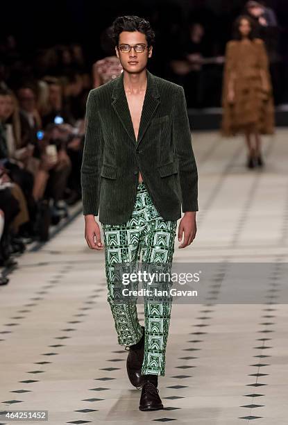 Model walks the runway at the Burberry Prorsum show during London Fashion Week Fall/Winter 2015/16 at perk's Field on February 23, 2015 in London,...