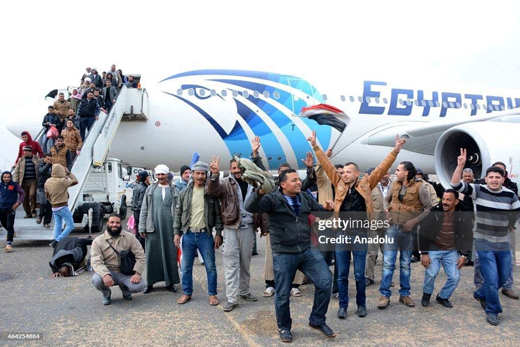 Egyptians fleeing Libya arrive in Cairo
