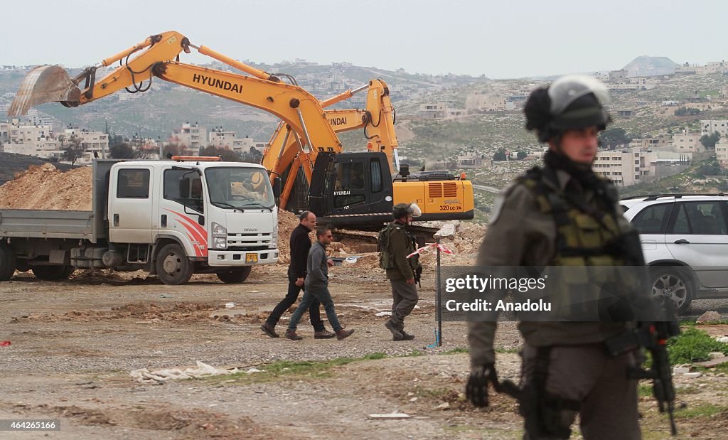 Israeli officials demolish 'symbolic tent village' in Jerusalem