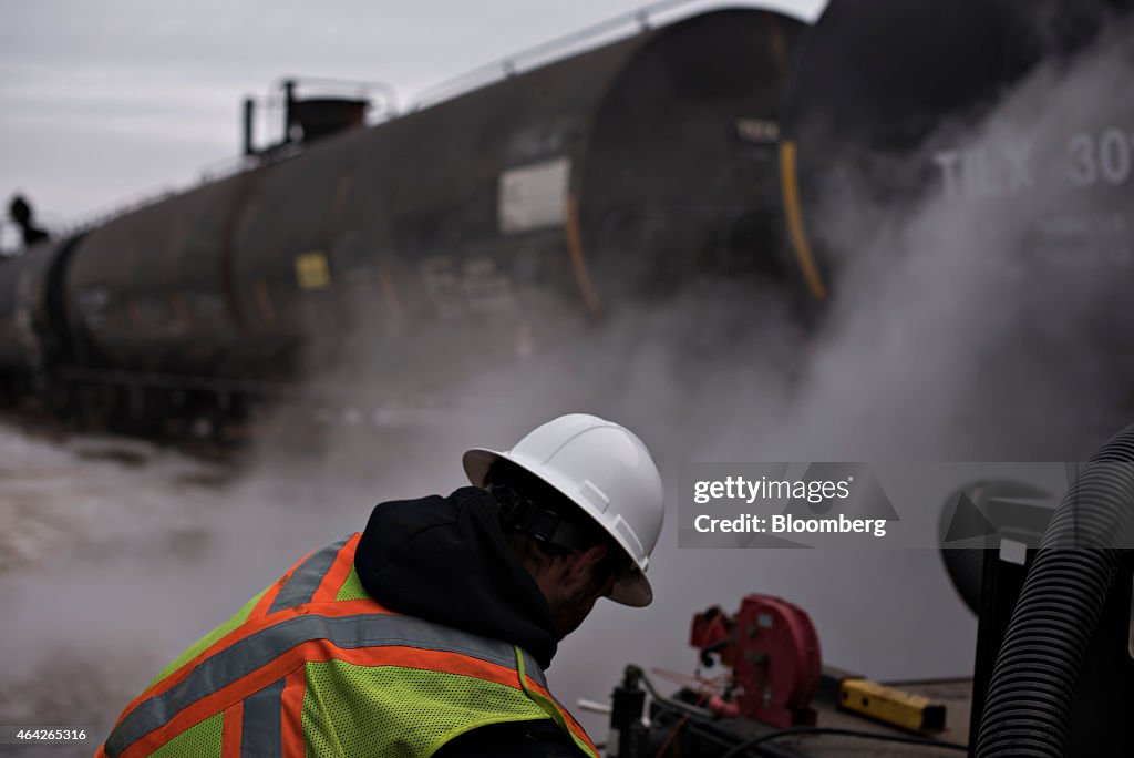 No Bust Seen As Dakota Oil Firms Keep Staff Amid Price Drop