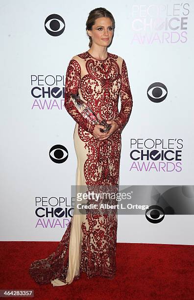 Actress Stana Katic attends The 40th Annual People's Choice Awards - Press Room held at Nokia Theatre L.A. Live on January 8, 2014 in Los Angeles,...