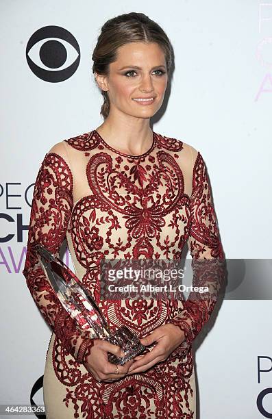 Actress Stana Katic attends The 40th Annual People's Choice Awards - Press Room held at Nokia Theatre L.A. Live on January 8, 2014 in Los Angeles,...