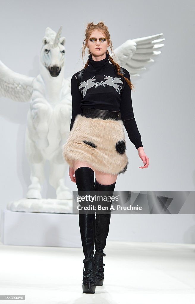 Dora Abodi - Runway - LFW FW15