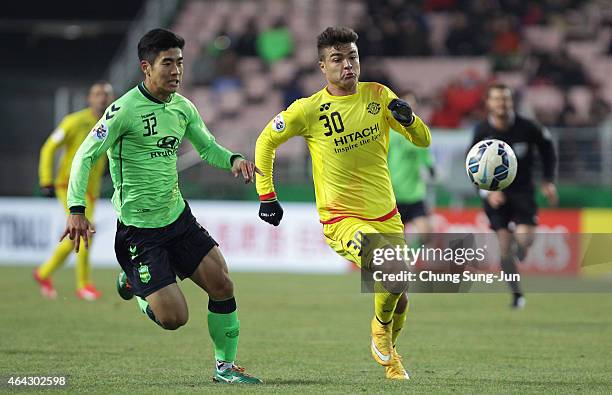Cristiano Da Silva of Kashiwa Reysol compete for the ball with Lee Ju-Yong of Jeonbuk Hyundai Motors during the AFC Champions League Group E match...
