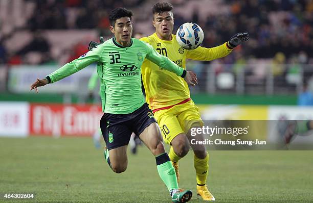 Cristiano Da Silva of Kashiwa Reysol compete for the ball with Lee Ju-Yong of Jeonbuk Hyundai Motors during the AFC Champions League Group E match...