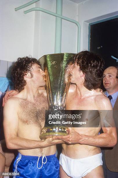 Ipswich Town players John Wark and Paul Mariner kiss the Trophy in the dressing room after Ipswich had beaten AZ Alkmaar 67, 5-4 on aggregate to win...