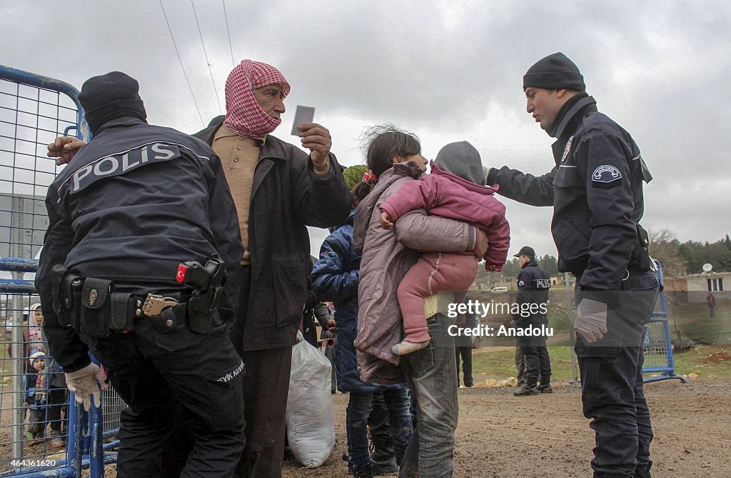 A group of Syrian refugees return to their hometowns Kobani from Turkey