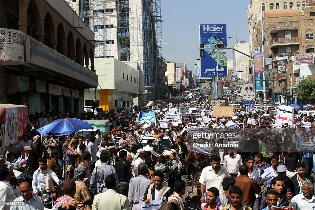 Yemenis hold Anti-Houthi demonstration in Ta'izz