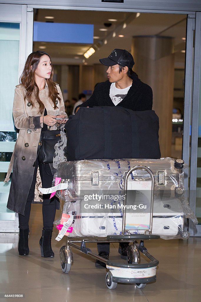 Lee Byung-Hun and Lee Min-Jung Arrive In Incheon
