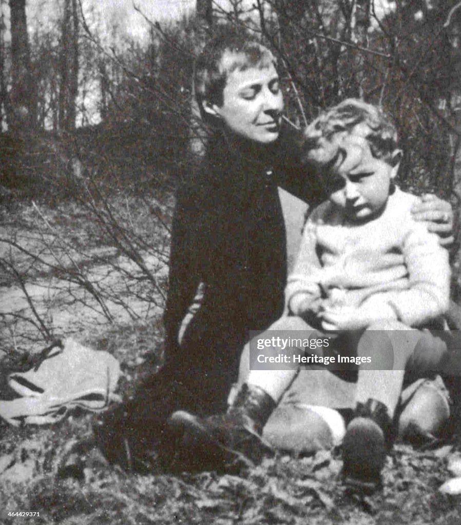 Marina Tsvetaeva with her son. Artist: Gronsky, Nikolay Pavlovich (1909-1934)