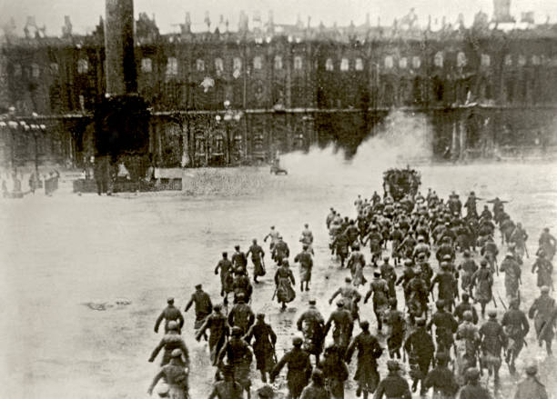 Nel 1917 in Russia scoppia una grande rivoluzione. Lo Zar Nicola II viene arrestato e il partito che sale al potere decide l'