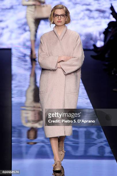 Daphne Groeneveld walks the runway at the Max Mara show during the Milan Fashion Week Autumn/Winter 2015 on February 26, 2015 in Milan, Italy.