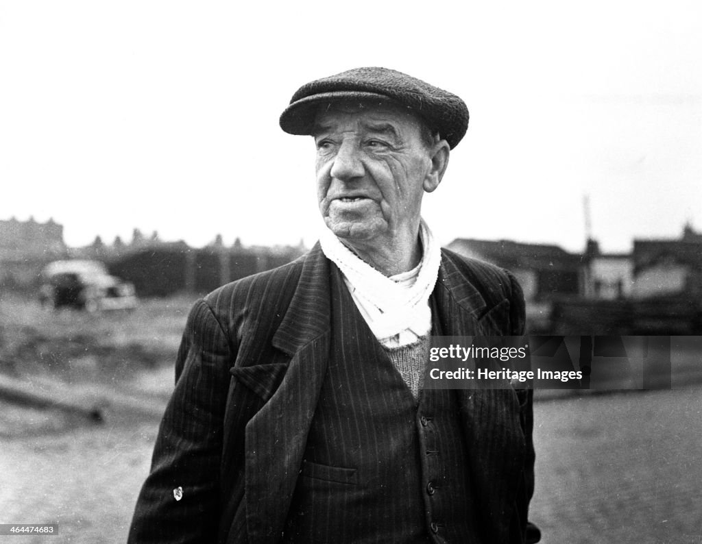 Docker, London, Docks, 1953. Artist: Henry Grant