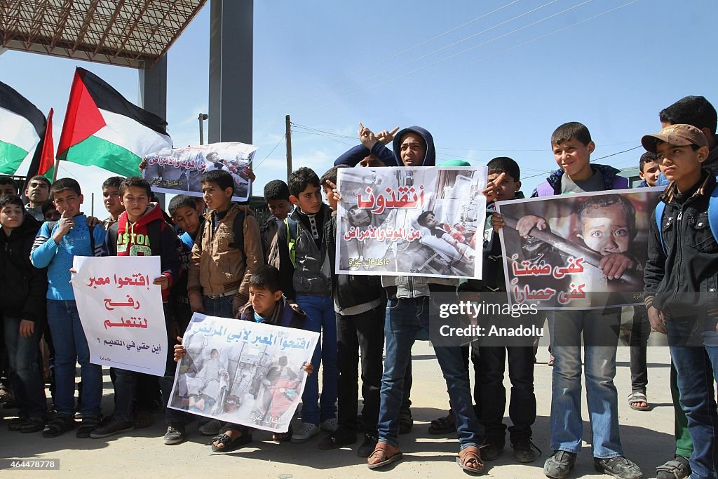 Palestinian students demand reopening of Rafah Border Crossing