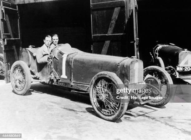 Kenelm Lee Guinness and his mechanic, Perkins, with an 8 cylinder Sunbeam, 1922. Lee Guinness took the land speed record to 133.75 mph at Brooklands...