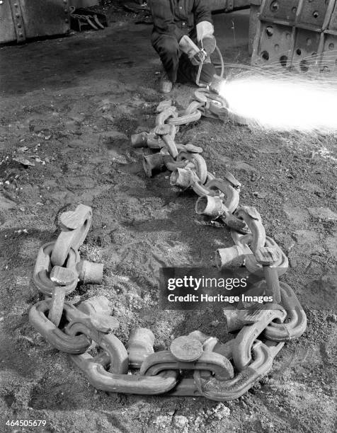 Cutting off lead from a manganese chain casting, Edgar Allen's steel foundry, Sheffield, South Yorkshire, 1965.