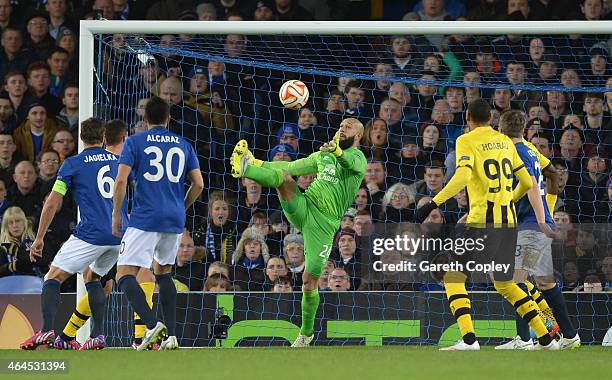 Tim Howard of Everton juggles with the ball before Sekou Sanogo Junior of BSC Young Boys scored the opening goal during the UEFA Europa League Round...