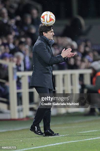 Vincenzo Montella head coach of ACF Fiorentina shouts instructions to his players during the UEFA Europa League Round of 32 match between ACF...