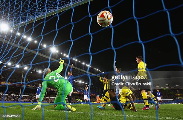 Tim Howard of Everton appeals for offside after Sekou Sanogo Junior of BSC Young Boys scored the opening goal during the UEFA Europa League Round of...