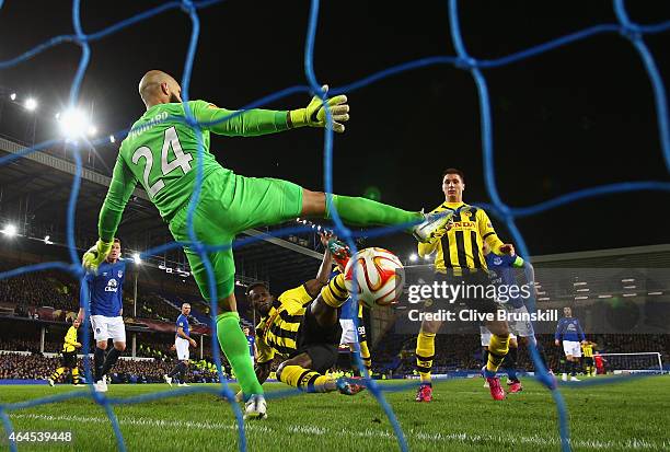 Sekou Sanogo Junior of BSC Young Boys scores the opening goal past Tim Howard of Everton during the UEFA Europa League Round of 32 match between...