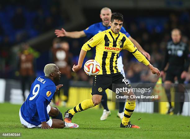 Gonzalo Zarate of BSC Young Boys and Arouna Kone of Everton compete for the ball during the UEFA Europa League Round of 32 match between Everton FC...