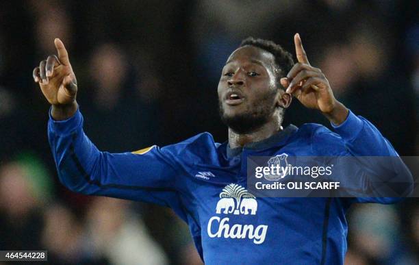 Everton's Belgian striker Romelu Lukaku celebrates his second goal next to his teammates during the UEFA Europa League round of 32 second leg...