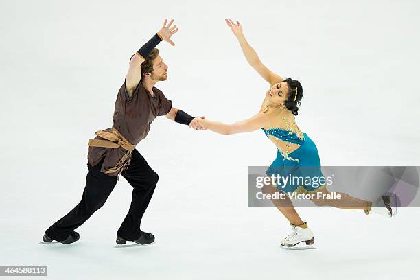 Lynn Kriengkrairut and Logan Giulietti-Schmitt of USA perform their routine at the Ice Dance Free Dance event at the Ice Dance Free Dance event...