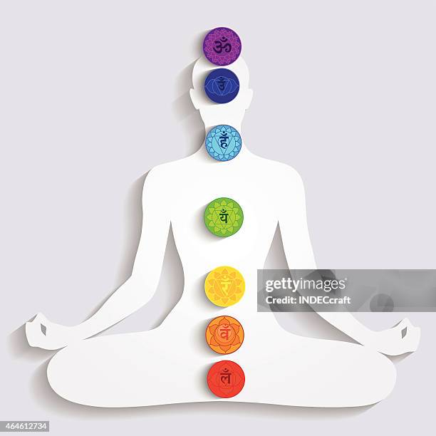 ilustraciones, imágenes clip art, dibujos animados e iconos de stock de la meditación y siete chakras - chakra