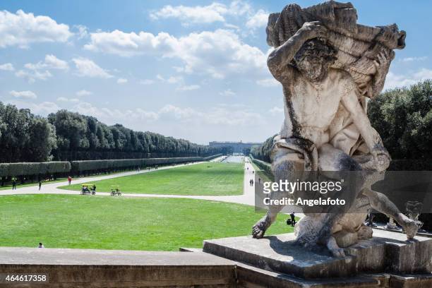 antica statua nel royal gardens di caserta - palazzo reale foto e immagini stock