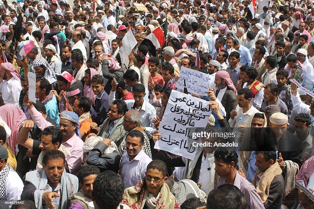 Yemenis hold Anti-Houthi demonstration in Ta'izz