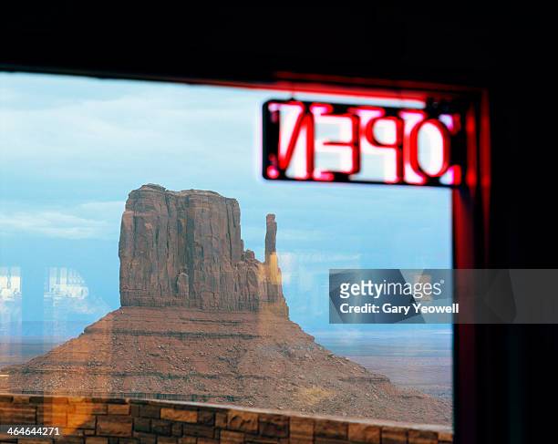view om monument valley scene through window - om teken stockfoto's en -beelden