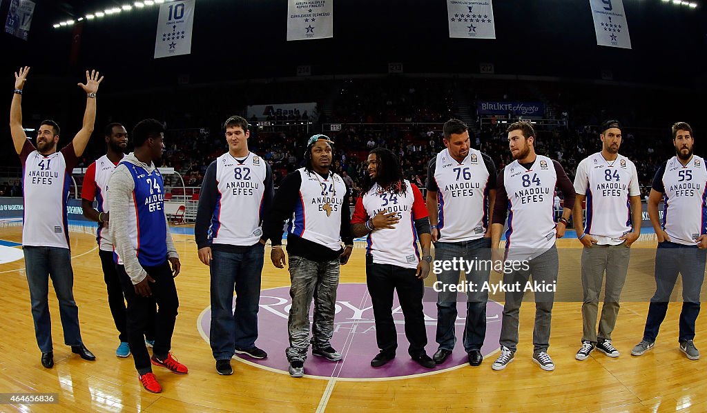 Anadolu Efes Istanbul v Laboral Kutxa Vitoria - Turkish Airlines Euroleague Top 16