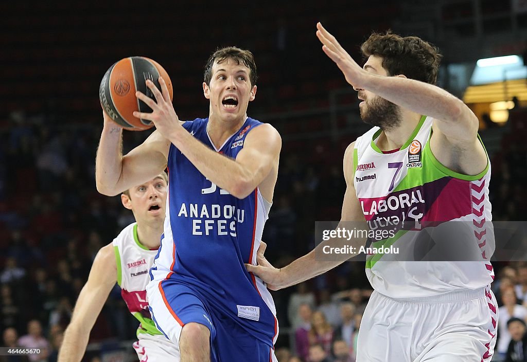 Anadolu Efes Istanbul v Laboral Kutxa Vitoria - Turkish Airlines Euroleague Top 16