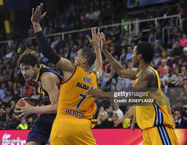 Barcelona's Croatian centre Ante Tomic vies with Alba Berlin's forward Alex King and Alba Berlin's US guard Alex Renfroe during the Euroleague...