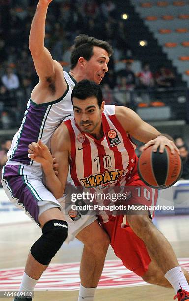 Ryan Toolson, #9 of Unicaja Malaga competes with Konstantinos Sloukas, #10 of Olympiacos Piraeus during the Turkish Airlines Euroleague Basketball...