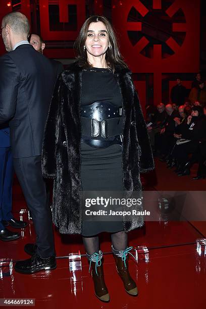 Carine Roitfeld attends the Versace show during the Milan Fashion Week Autumn/Winter 2015 on February 27, 2015 in Milan, Italy.