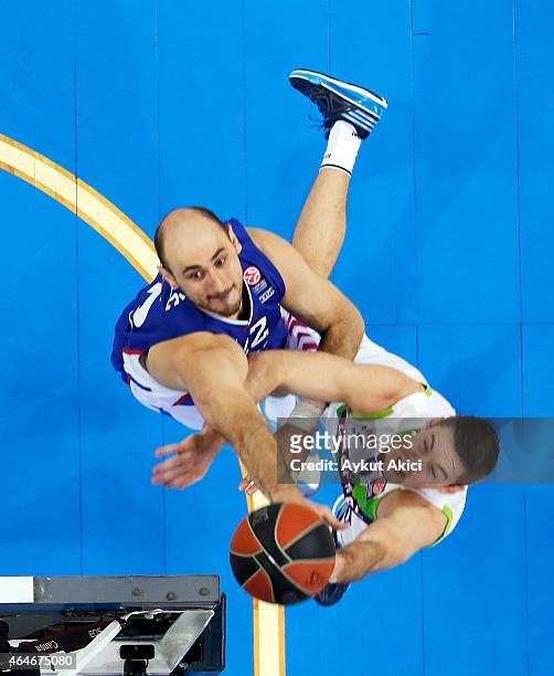 Fabien Causeur, #5 of Laboral Kutxa Vitoria competes with Nenad Krstic, #12 of Anadolu Efes Istanbul during the Turkish Airlines Euroleague...